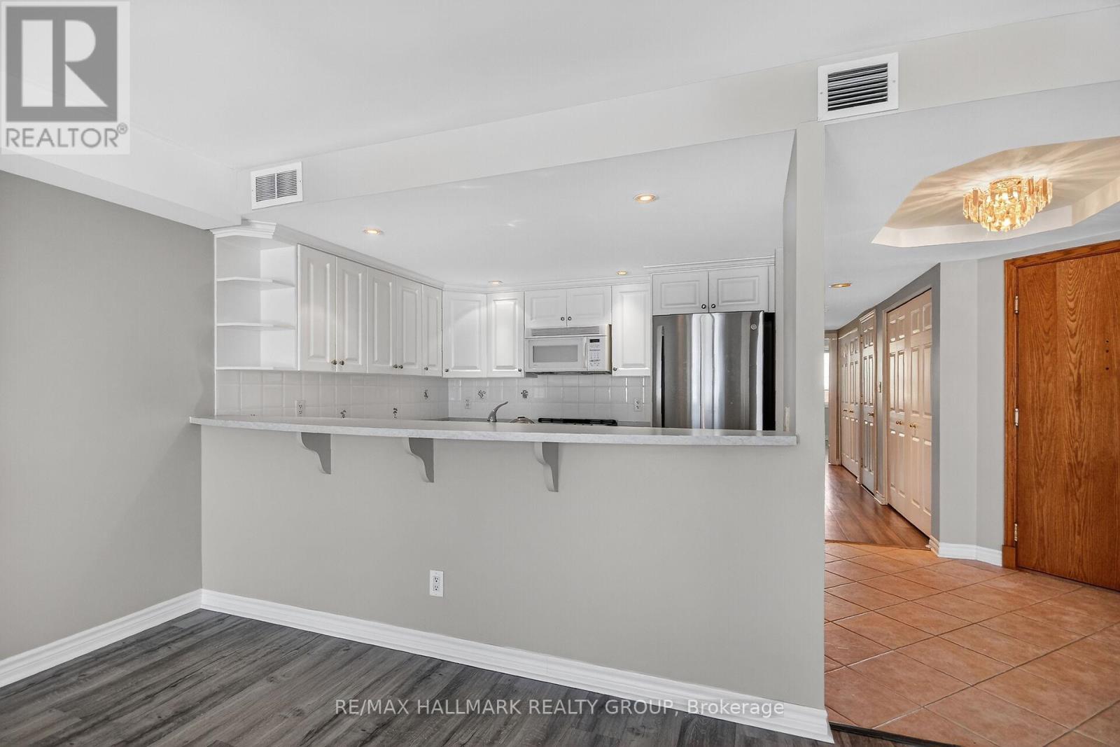 #2B 51 ROBSON COURT - 17