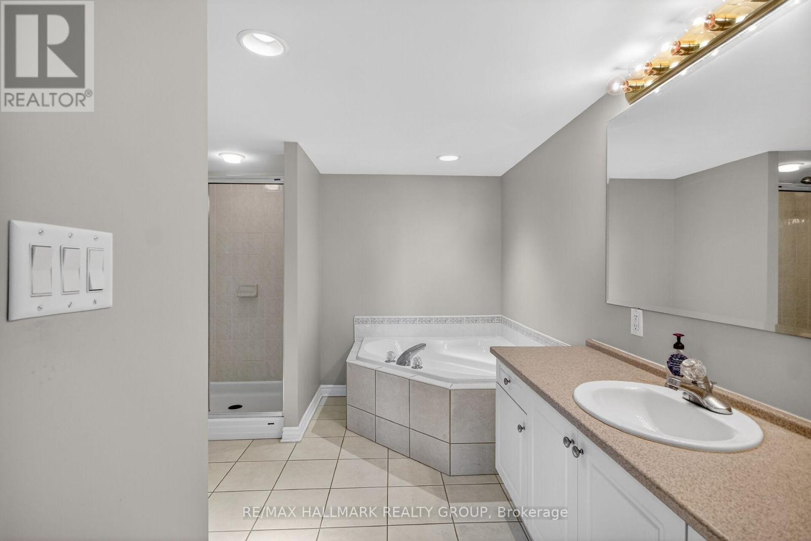#2B 51 ROBSON COURT - 26