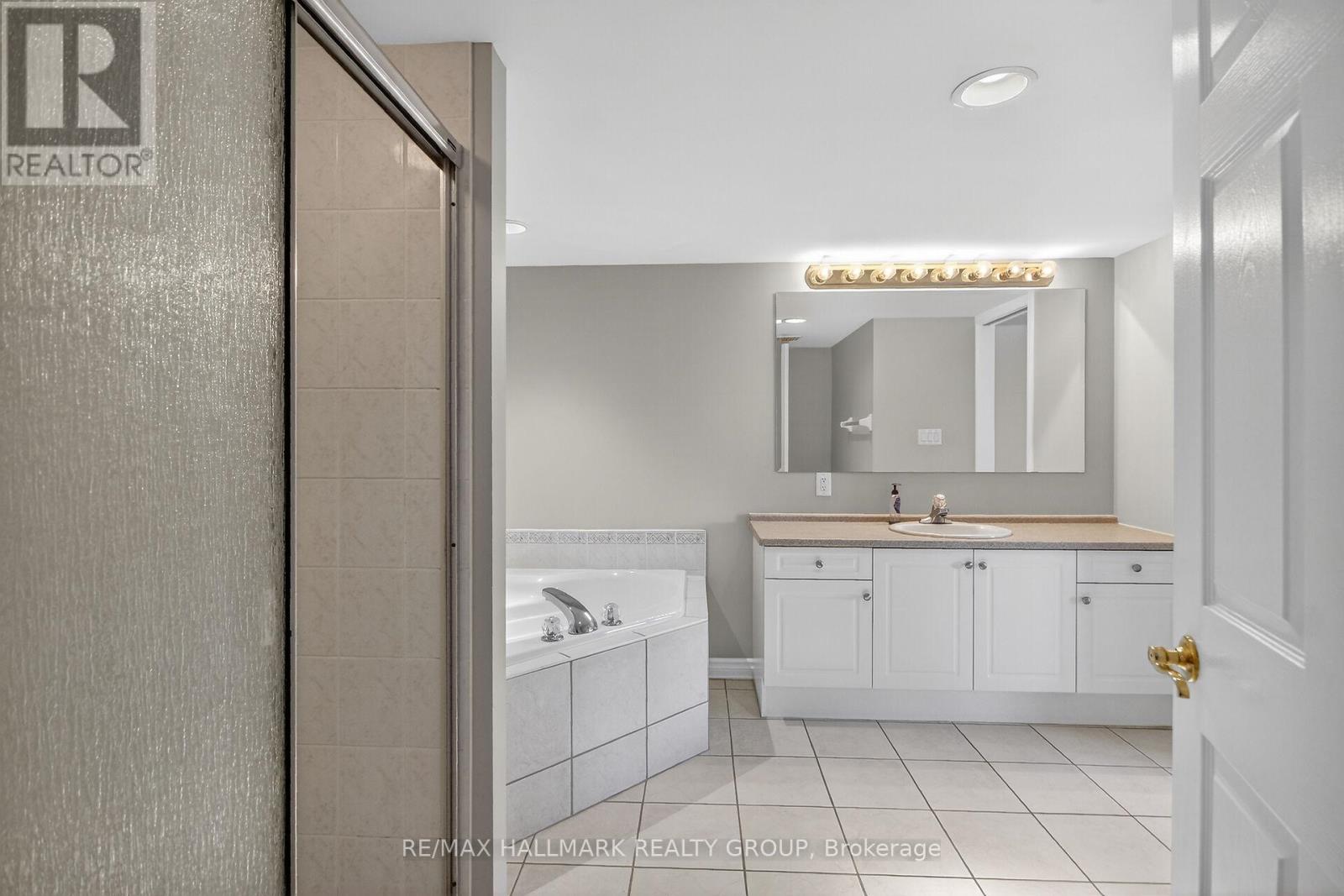 #2B 51 ROBSON COURT - 27