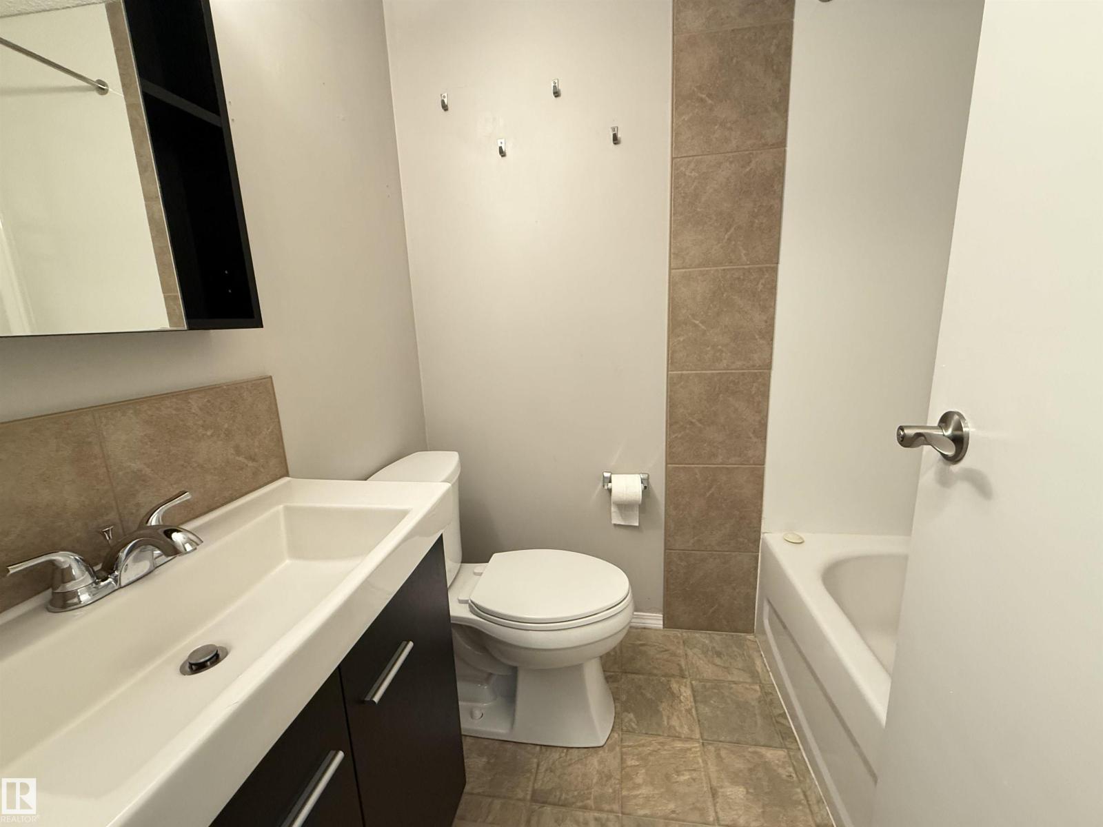 8704 102 AV NW — photo 14