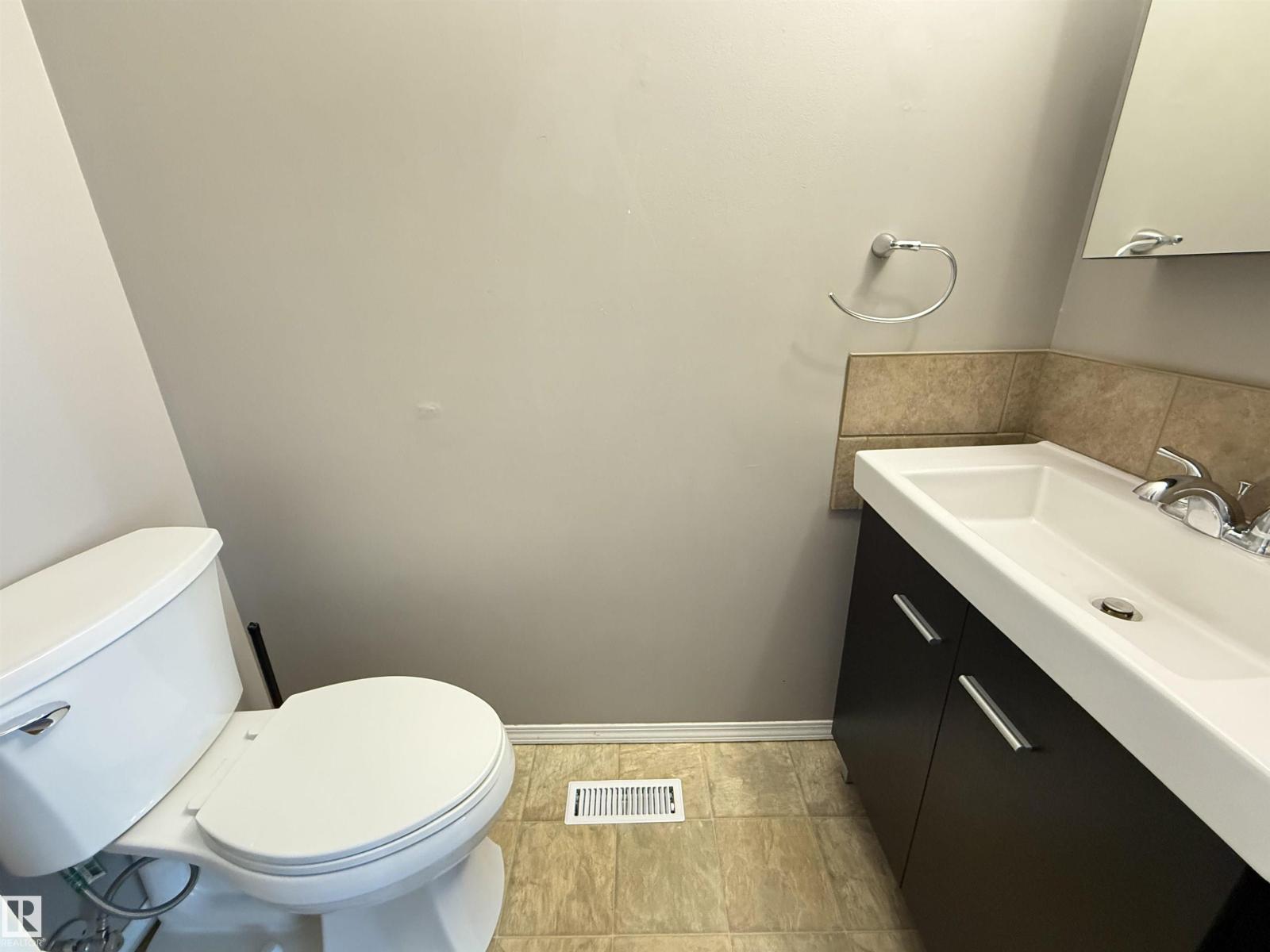 8704 102 AV NW — photo 15