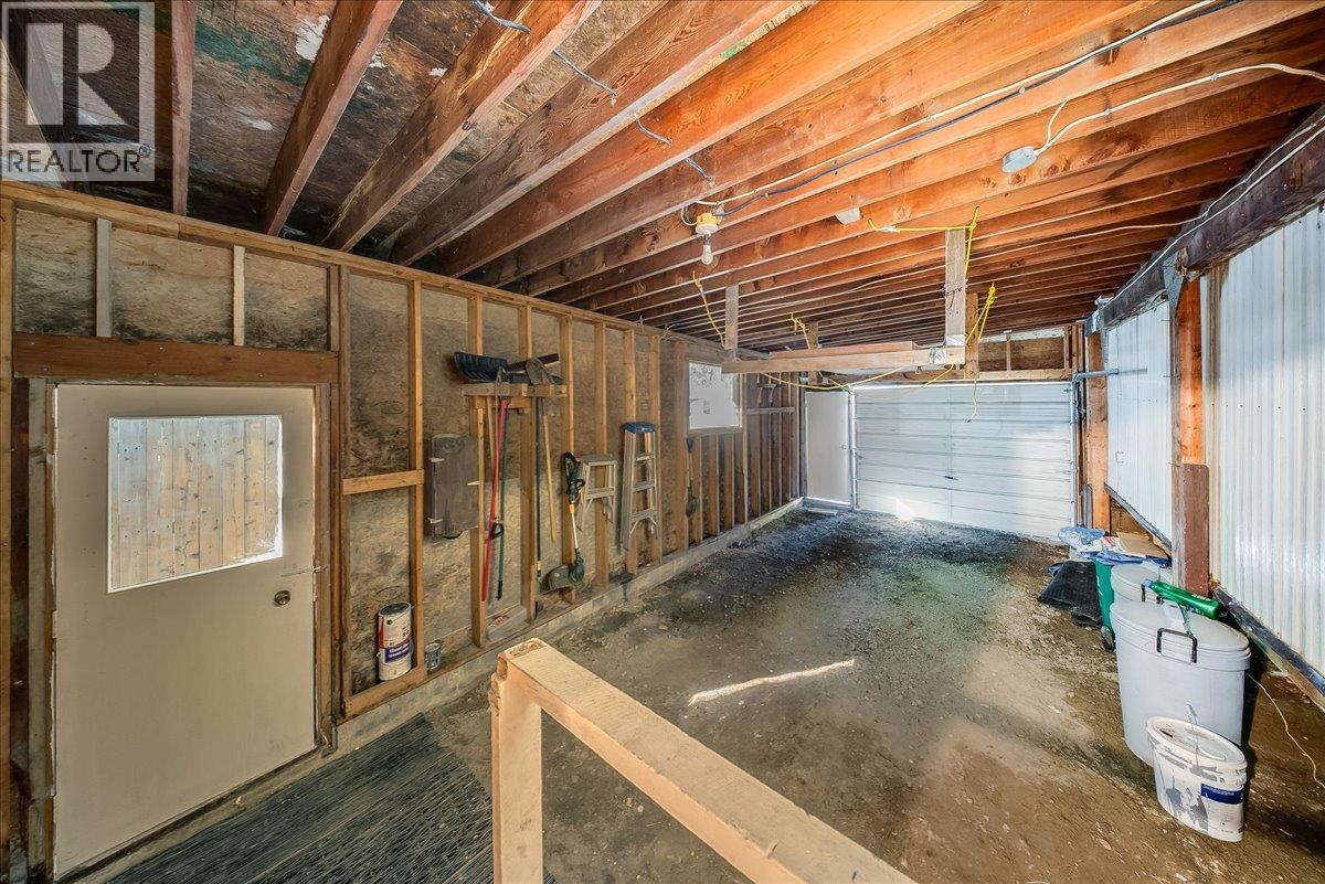 30 Davis Avenue - 32
