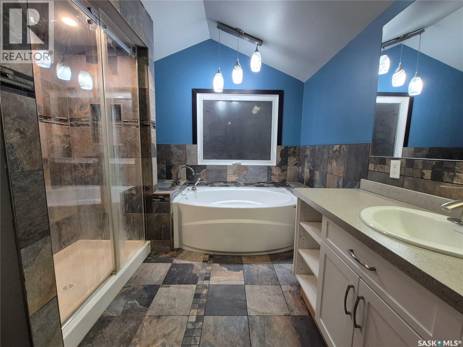826 Chaplin STREET E - 21