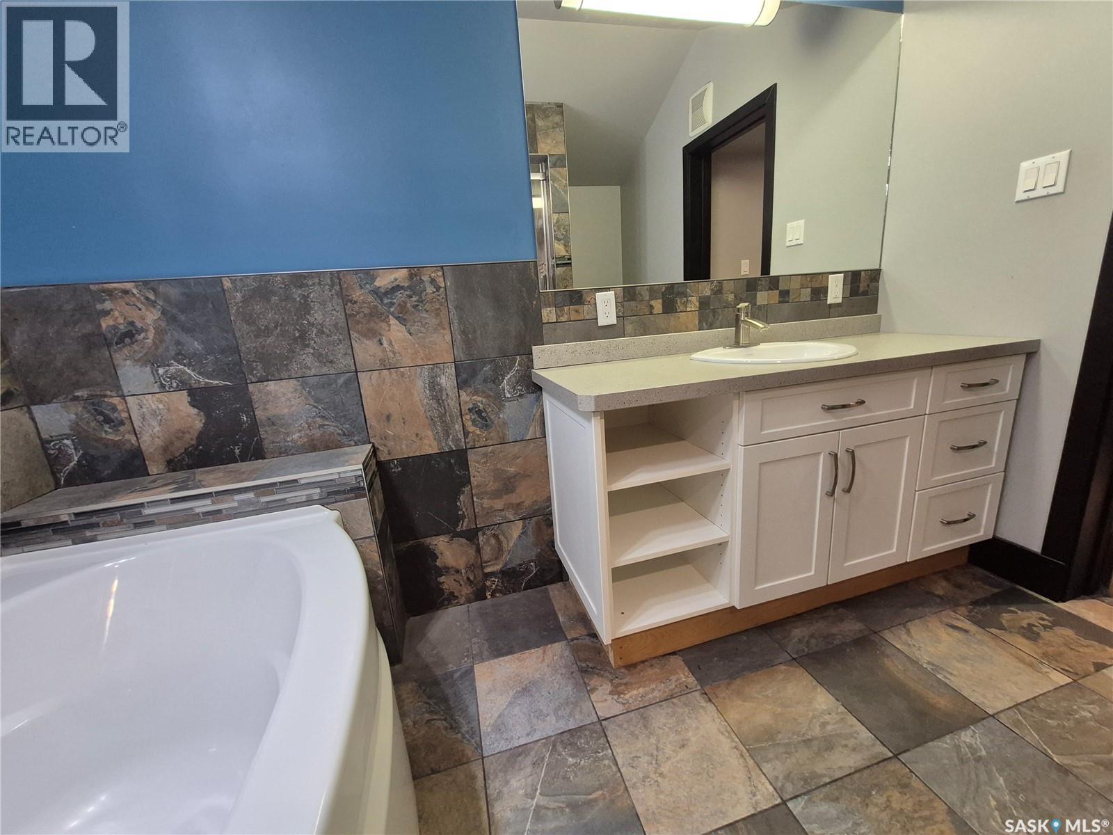 826 Chaplin STREET E - 23