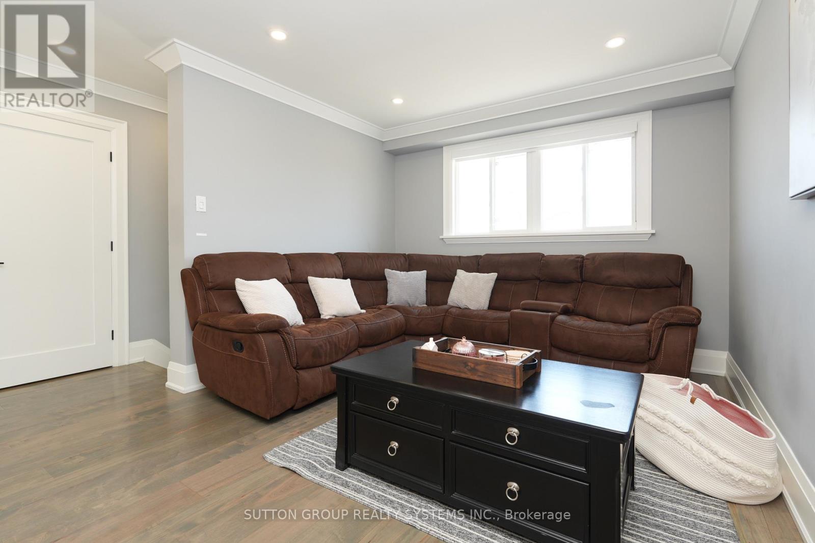 70 COURTLEIGH SQUARE - 11