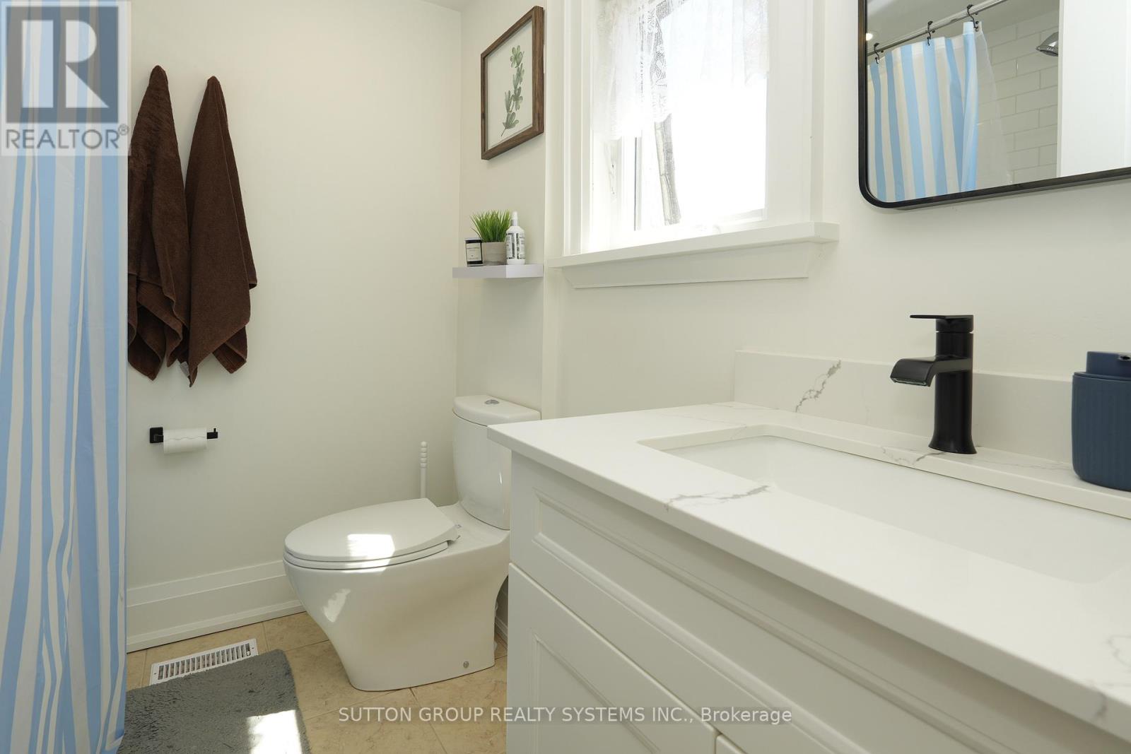 70 COURTLEIGH SQUARE - 22