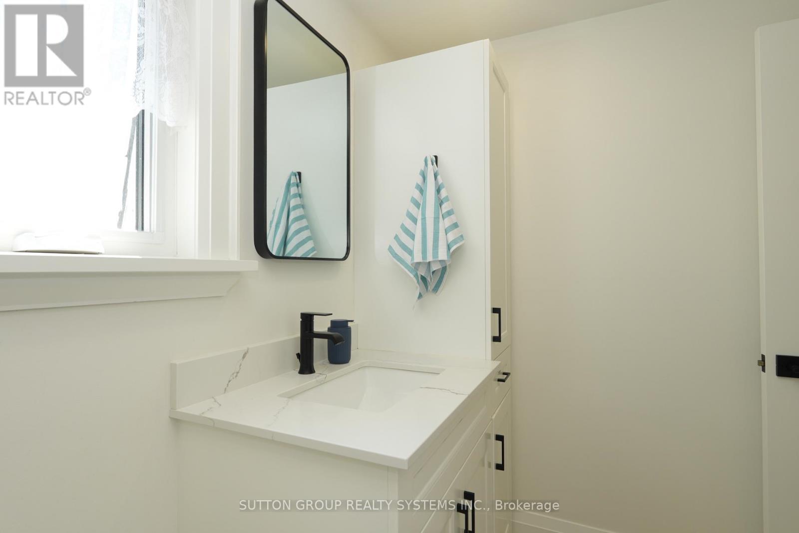 70 COURTLEIGH SQUARE - 24