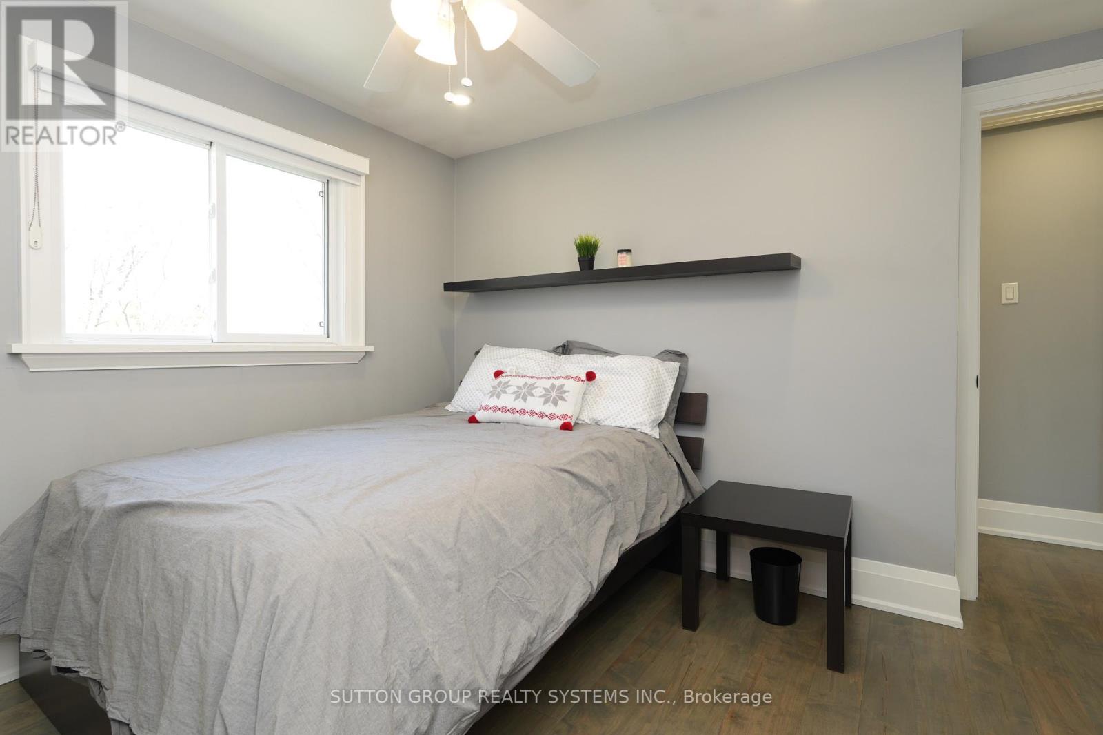 70 COURTLEIGH SQUARE - 25