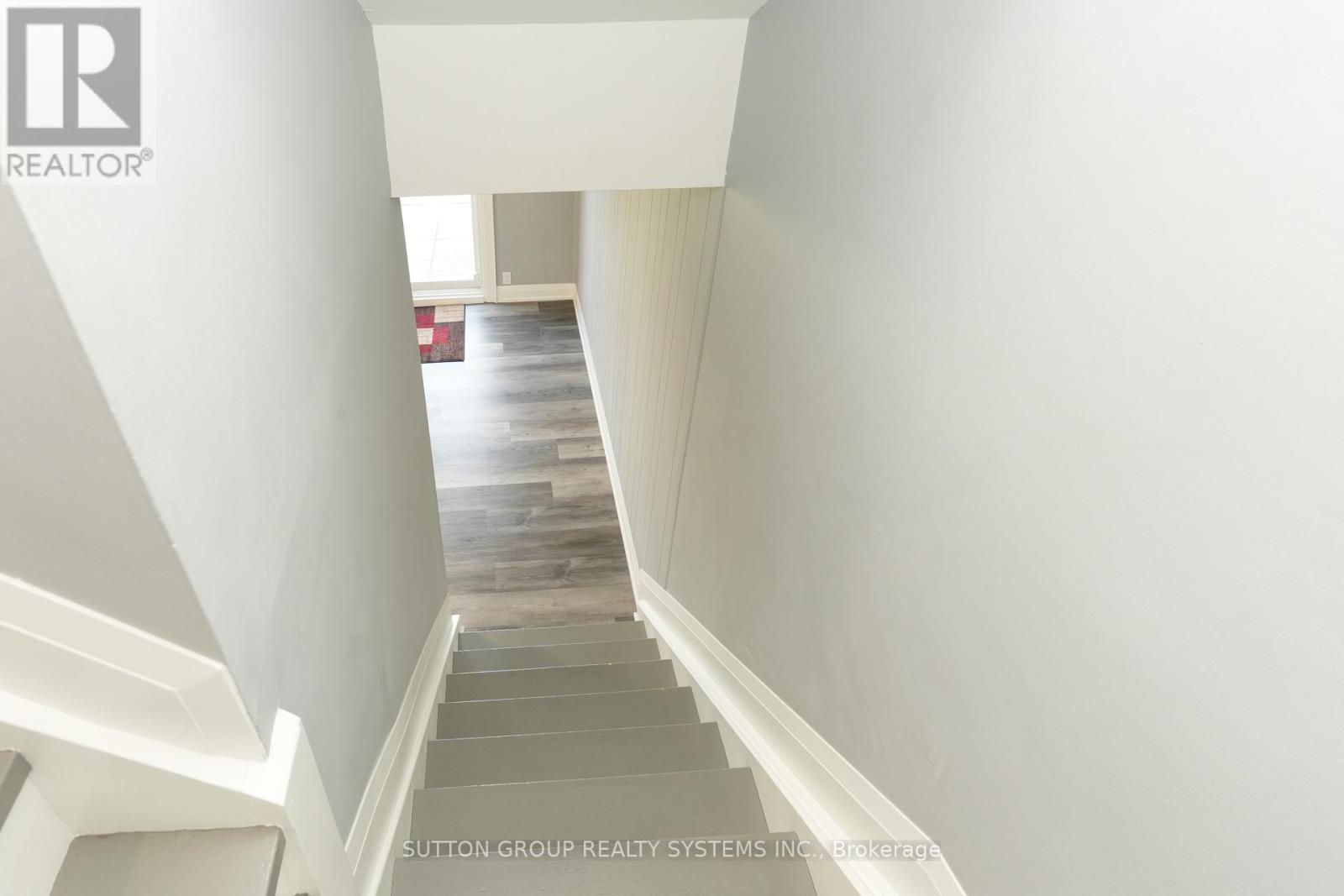 70 COURTLEIGH SQUARE - 31