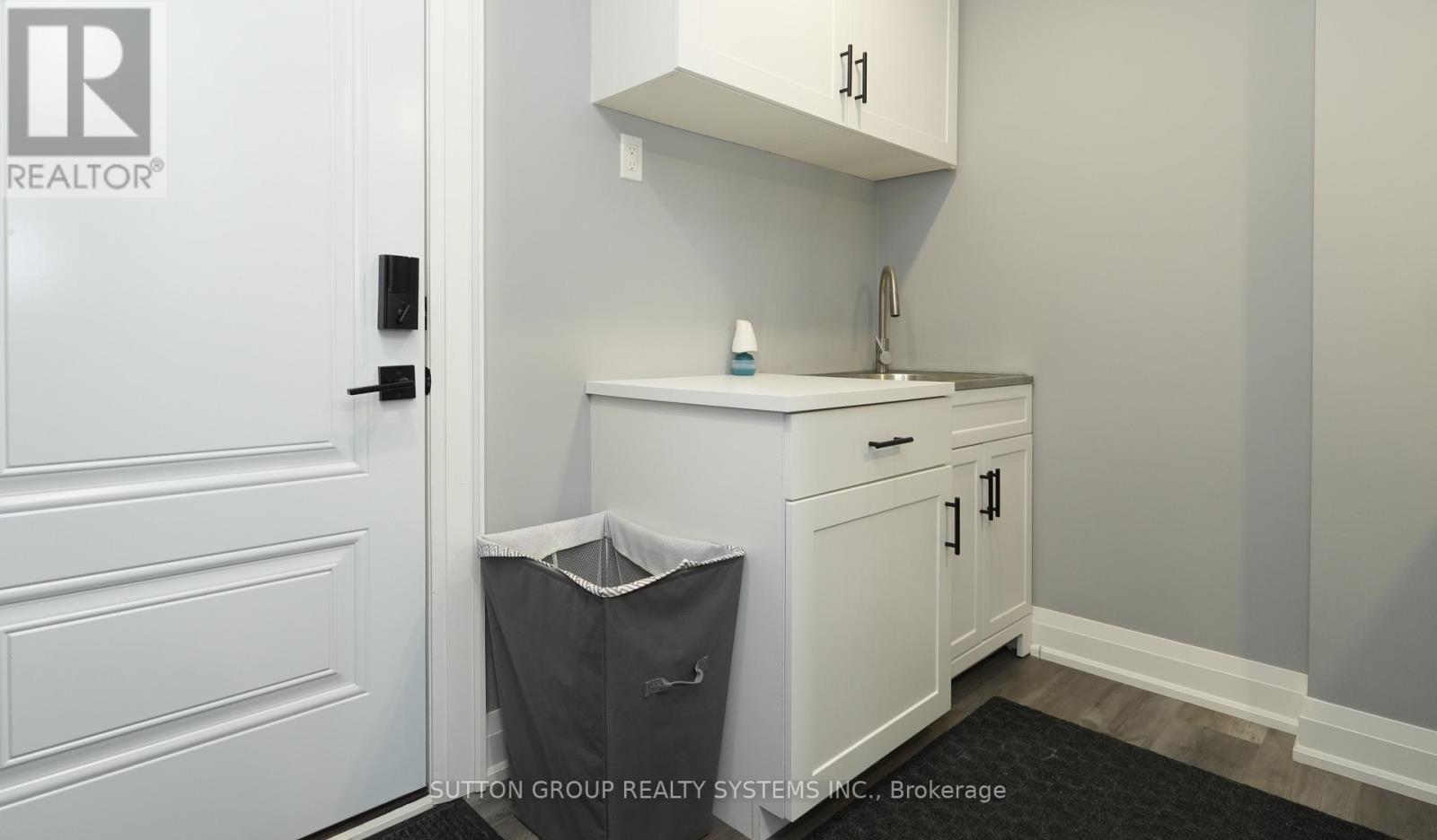 70 COURTLEIGH SQUARE - 34