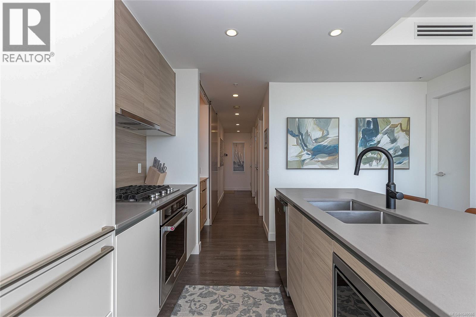 #907 60 Saghalie Rd - 17