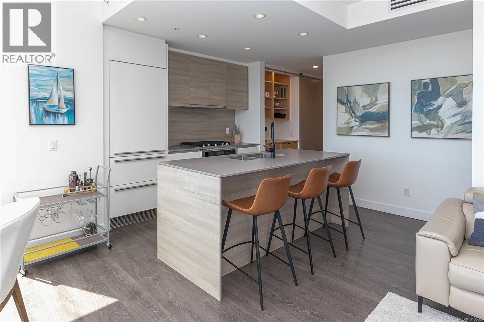#907 60 Saghalie Rd - 18