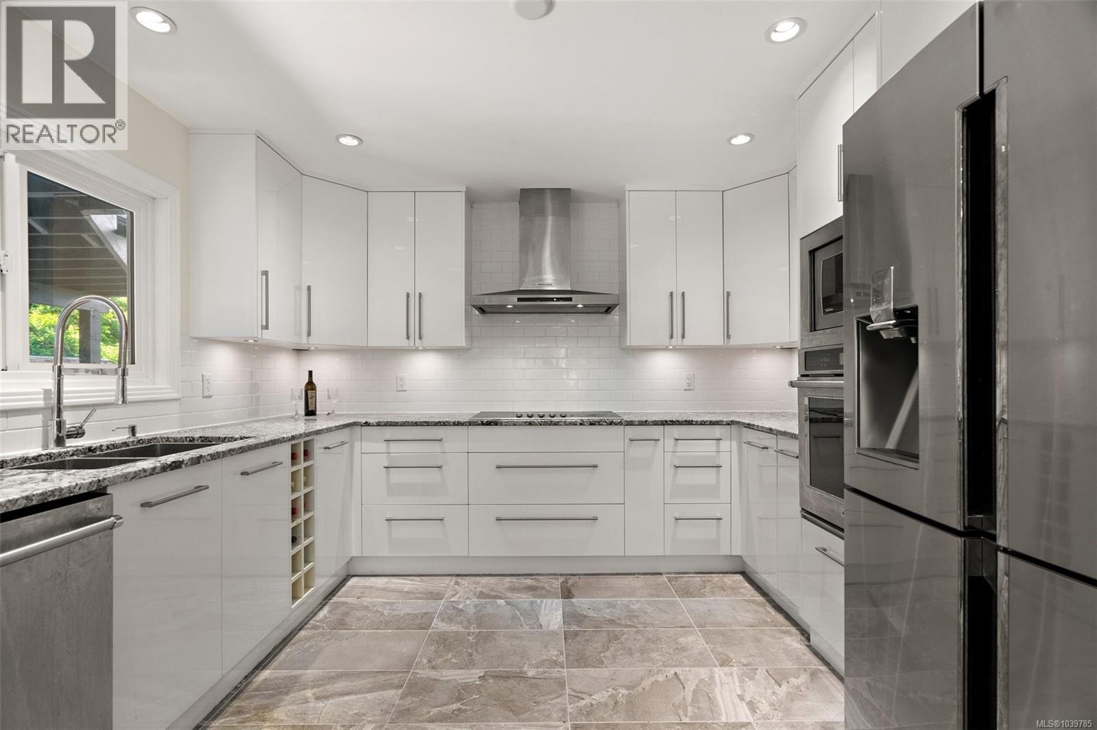 B 4450 Tyndall Avenue, Saanich