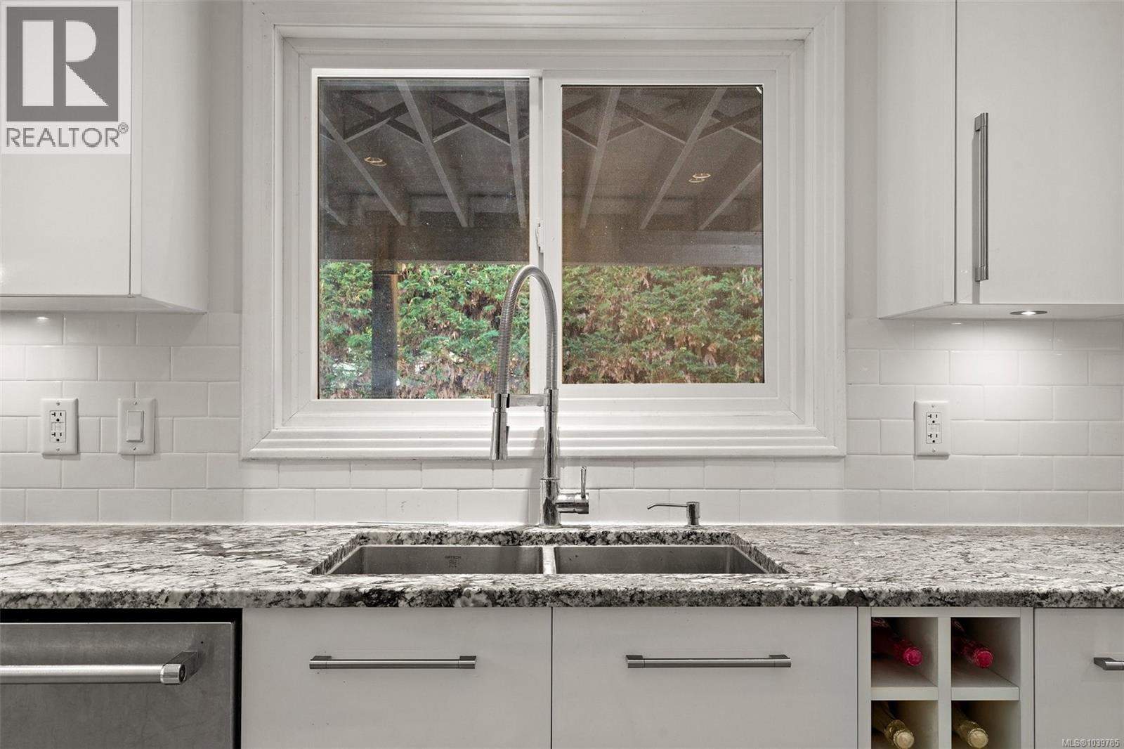 B 4450 Tyndall Avenue, Saanich