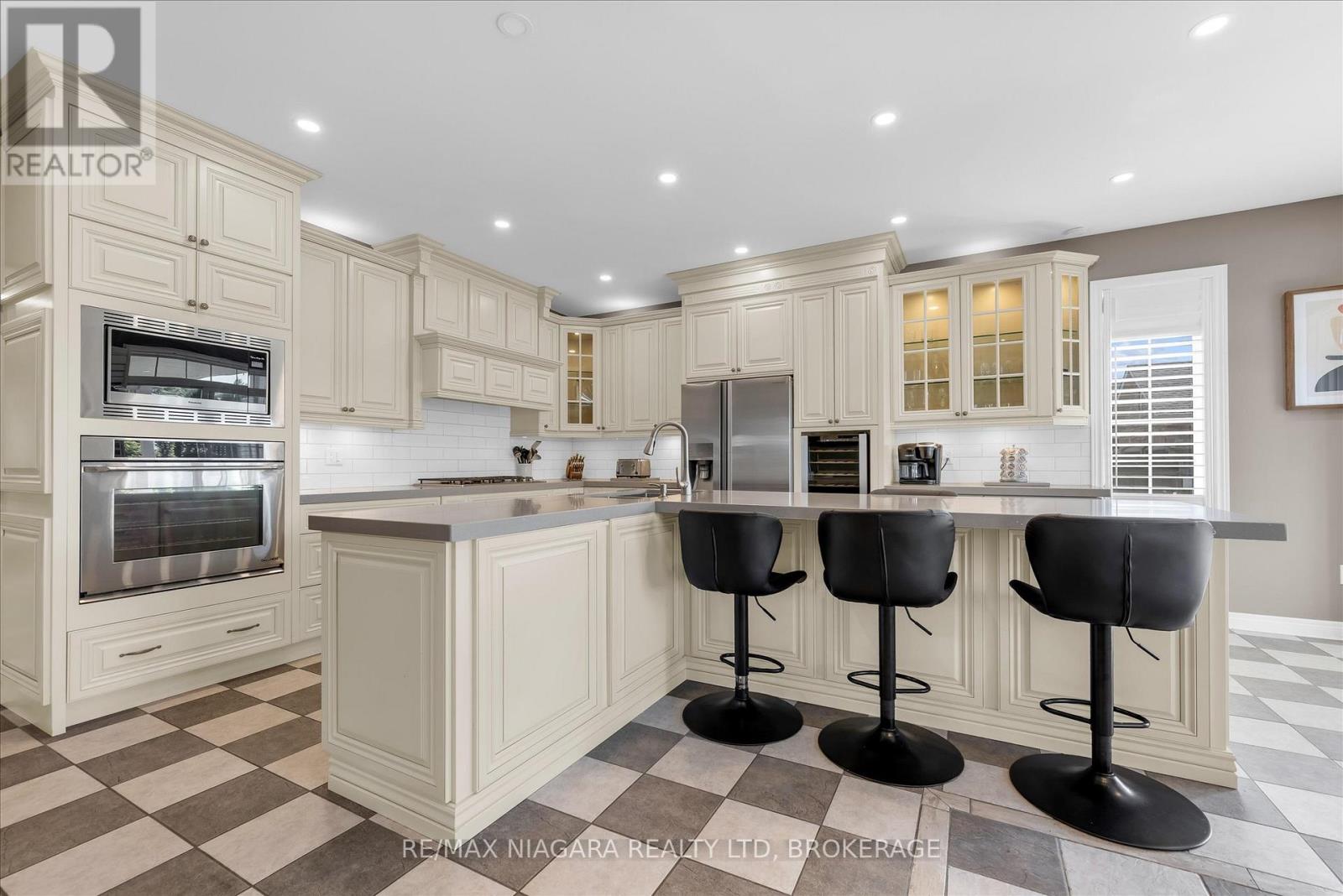 404 WRIGHT CRESCENT - 11