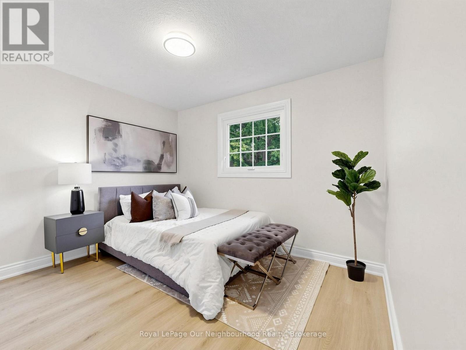 660 DUNN CRESCENT - 22