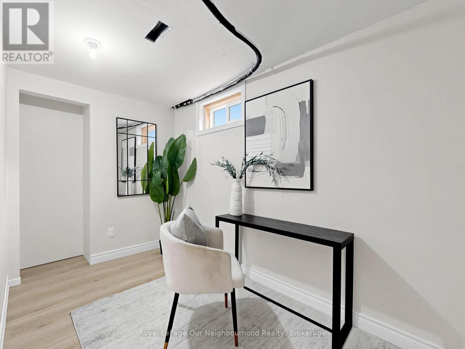 660 DUNN CRESCENT - 33