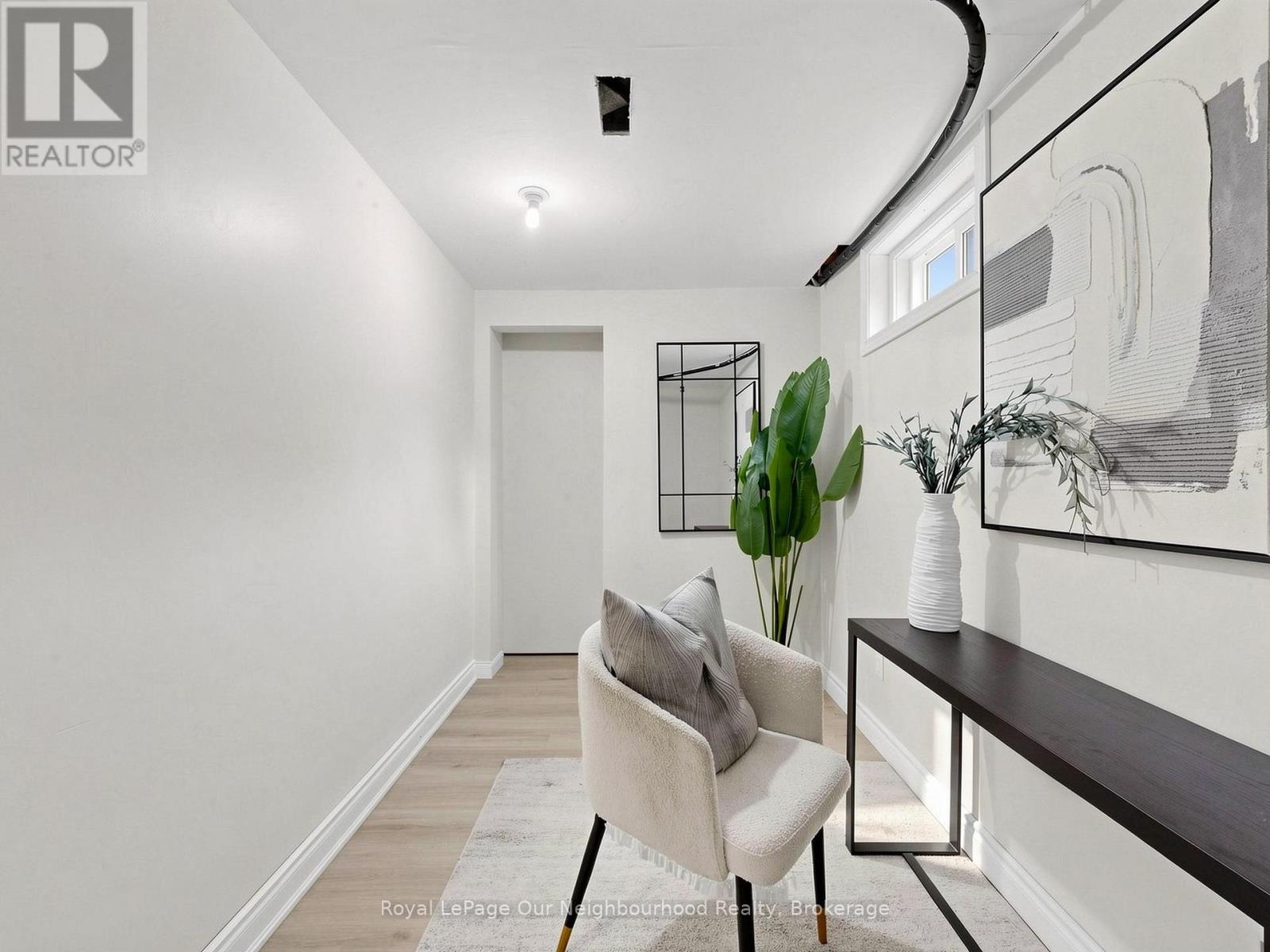 660 DUNN CRESCENT - 34