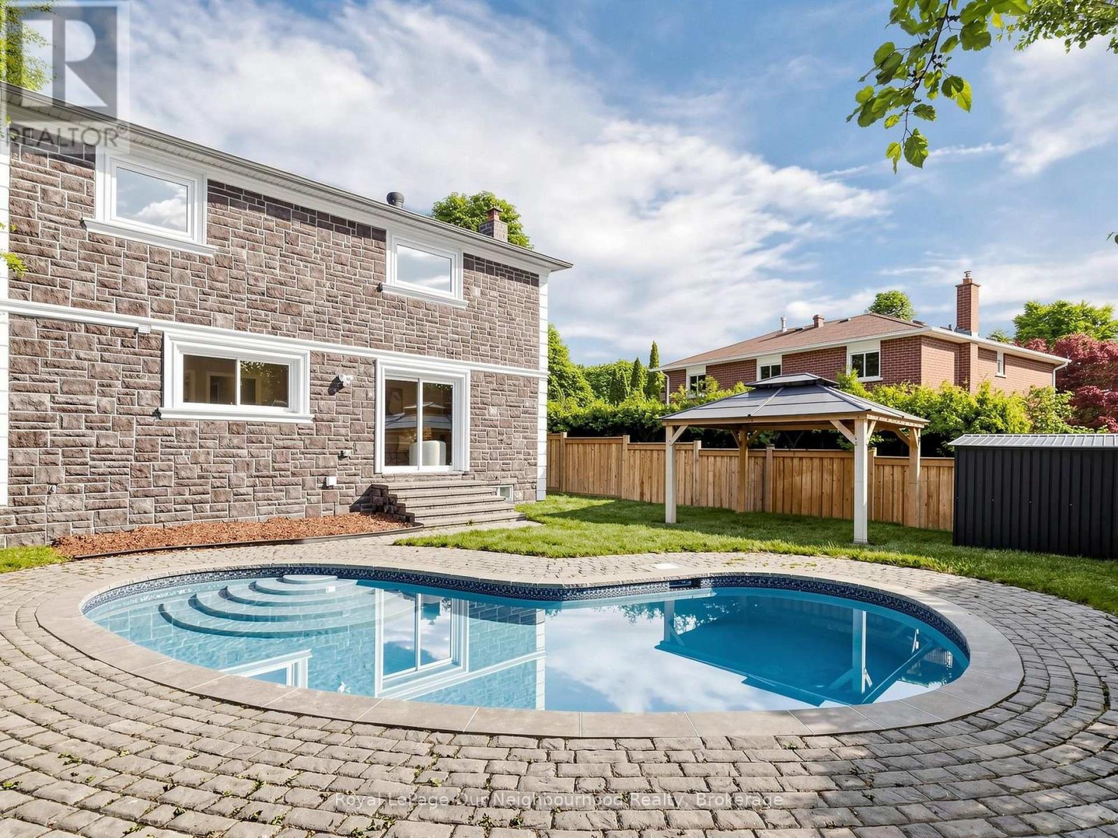 660 DUNN CRESCENT - 39