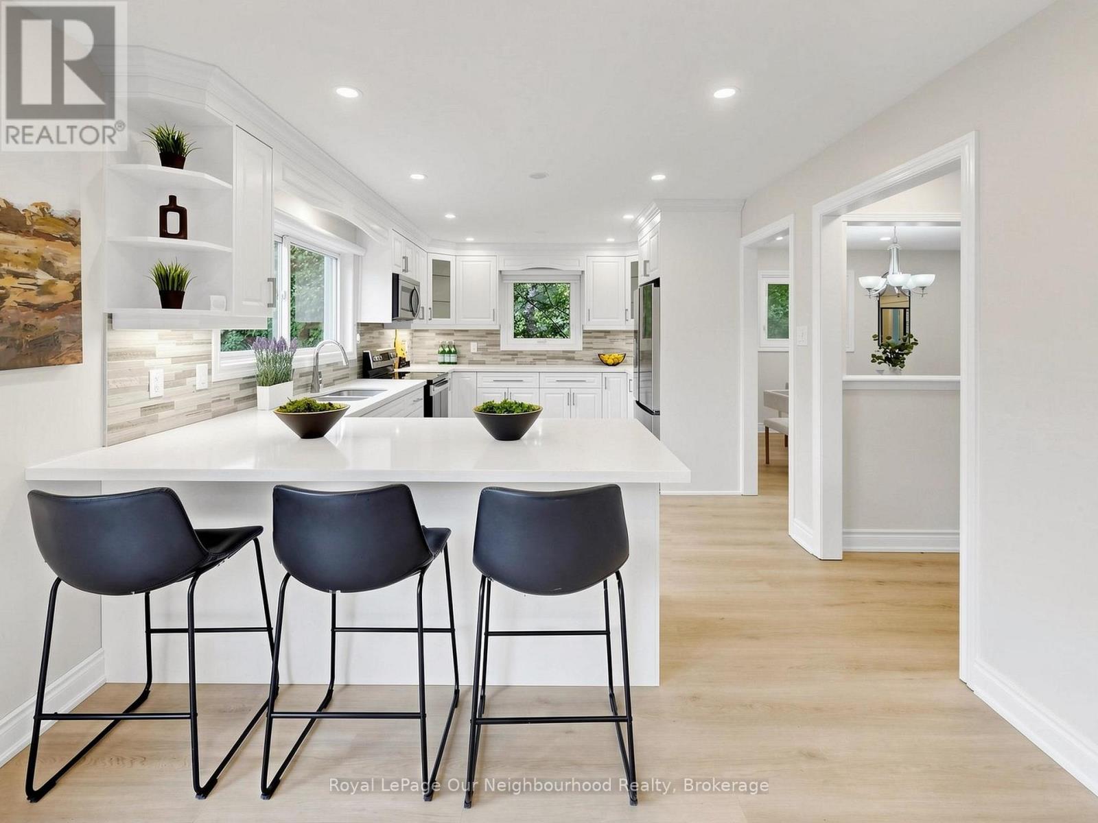 660 DUNN CRESCENT - 9