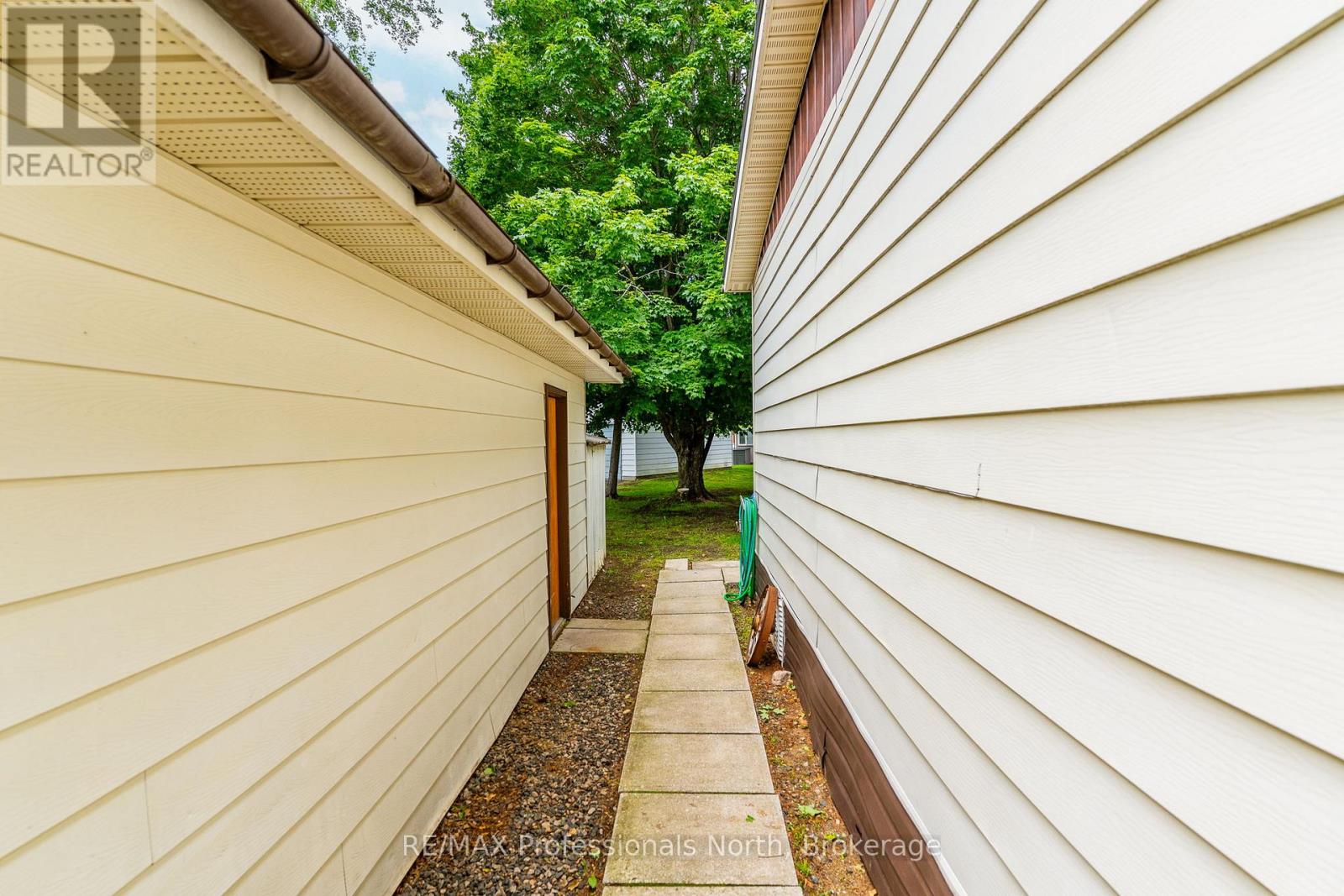 1077 EIGHTH LANE - 3
