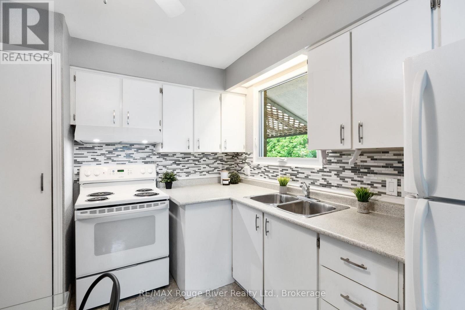 42 MEREDITH CRESCENT - 14