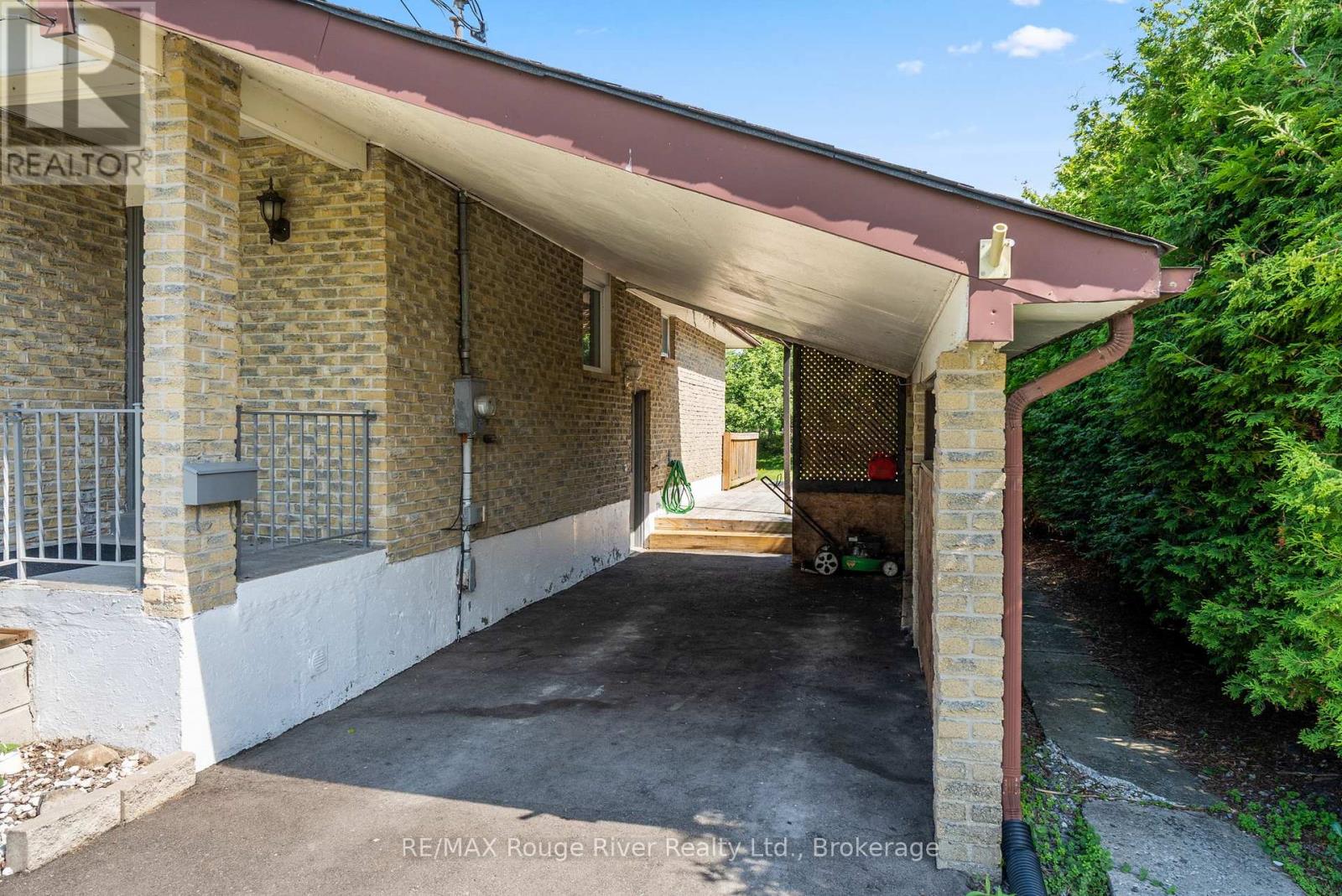 42 MEREDITH CRESCENT - 3