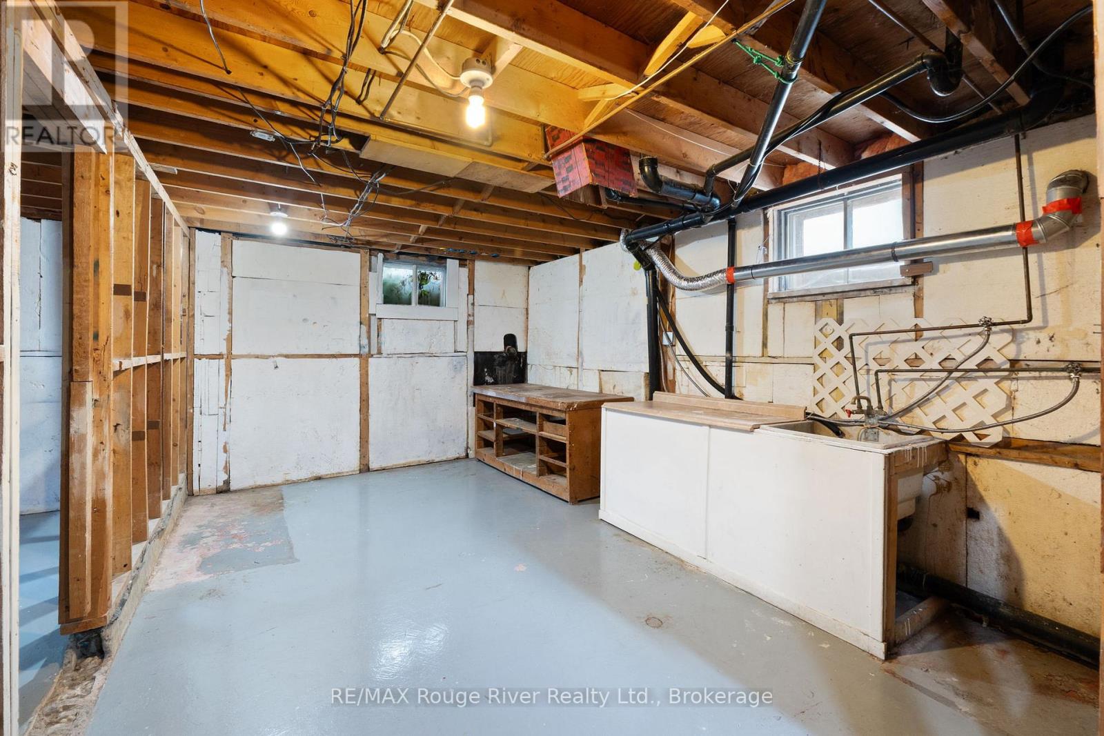 42 MEREDITH CRESCENT - 33