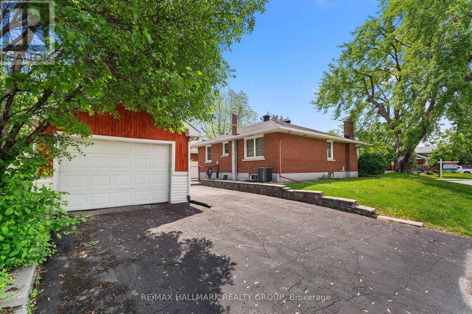 3 Bed, 2 Bath House for Sale in Ottawa – 2075 NEEPAWA AVENUE, Ottawa – MLS# X13460068 - Image 11