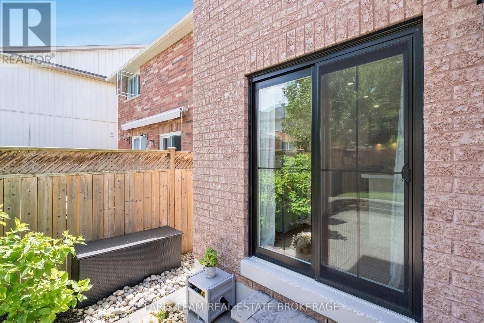 86 MARGARET GRAHAM CRESCENT - 30