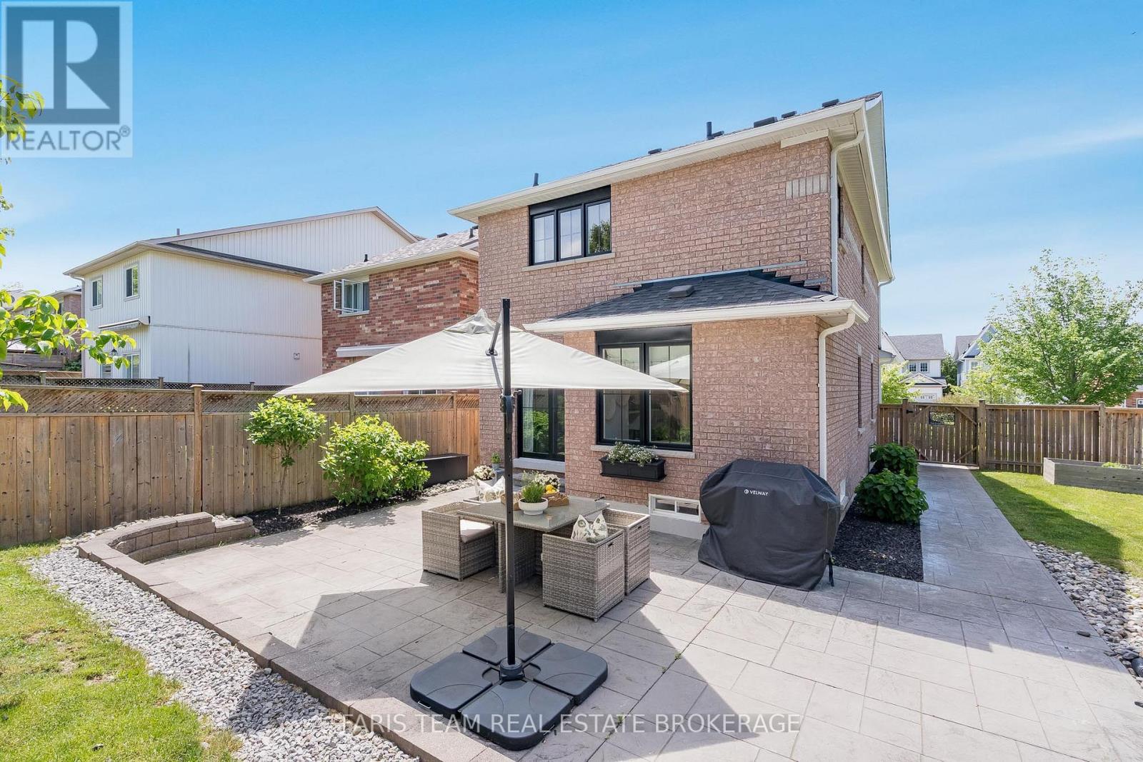 86 MARGARET GRAHAM CRESCENT - 33