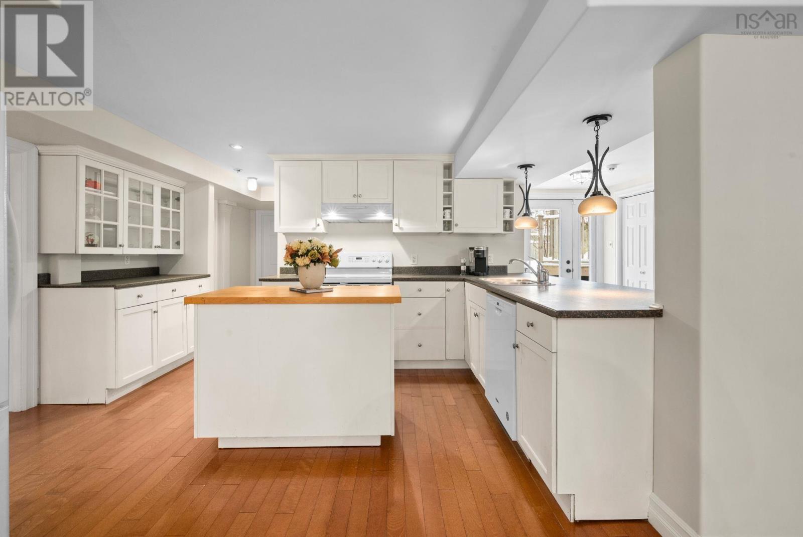 1950 Connaught Avenue - 36