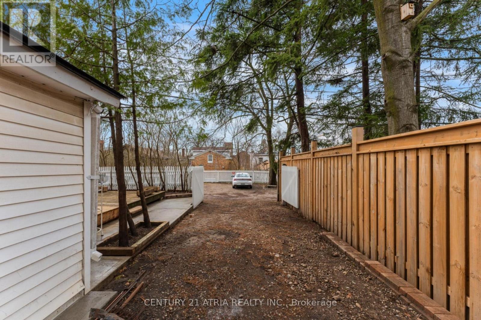 132 WATERLOO STREET N - 23