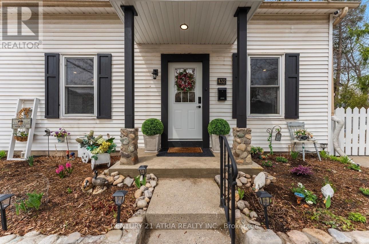 132 WATERLOO STREET N - 1