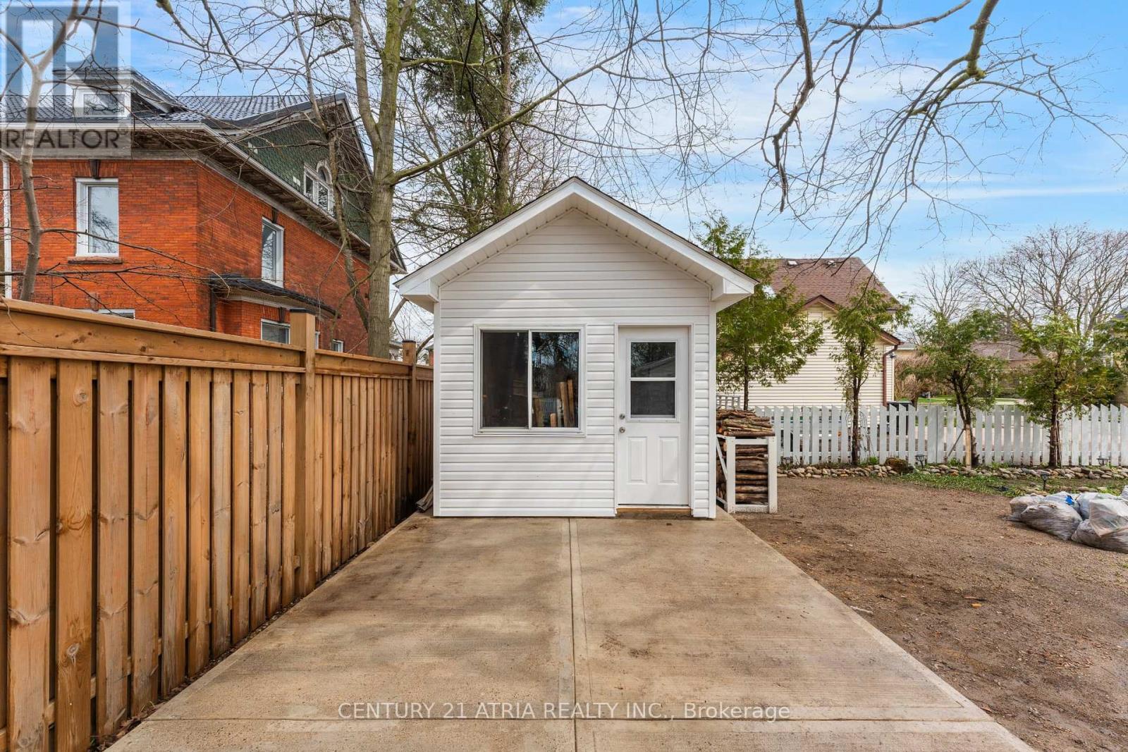 132 WATERLOO STREET N - 24