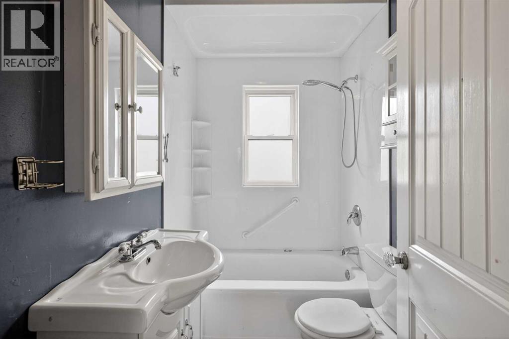 504 1 Avenue NE — photo 18