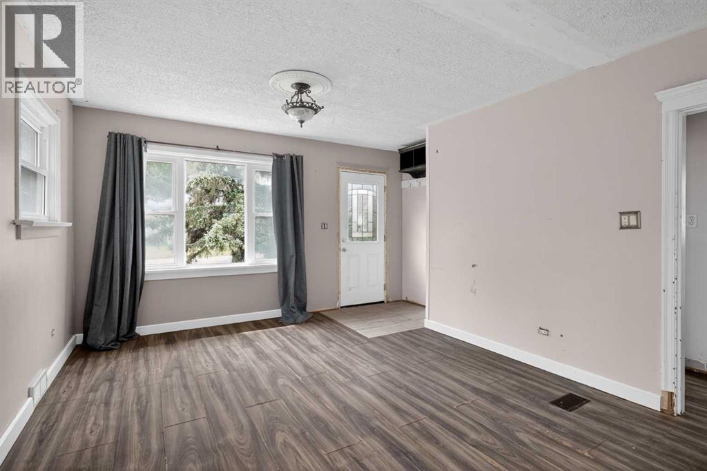 504 1 Avenue NE - photo 2