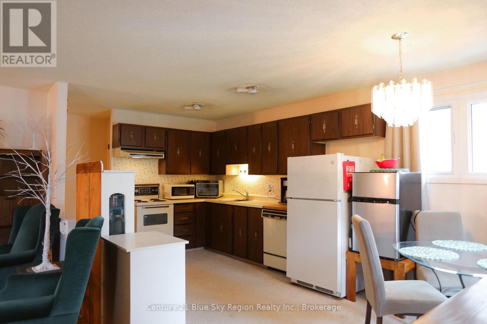 124 KING STREET W - 11