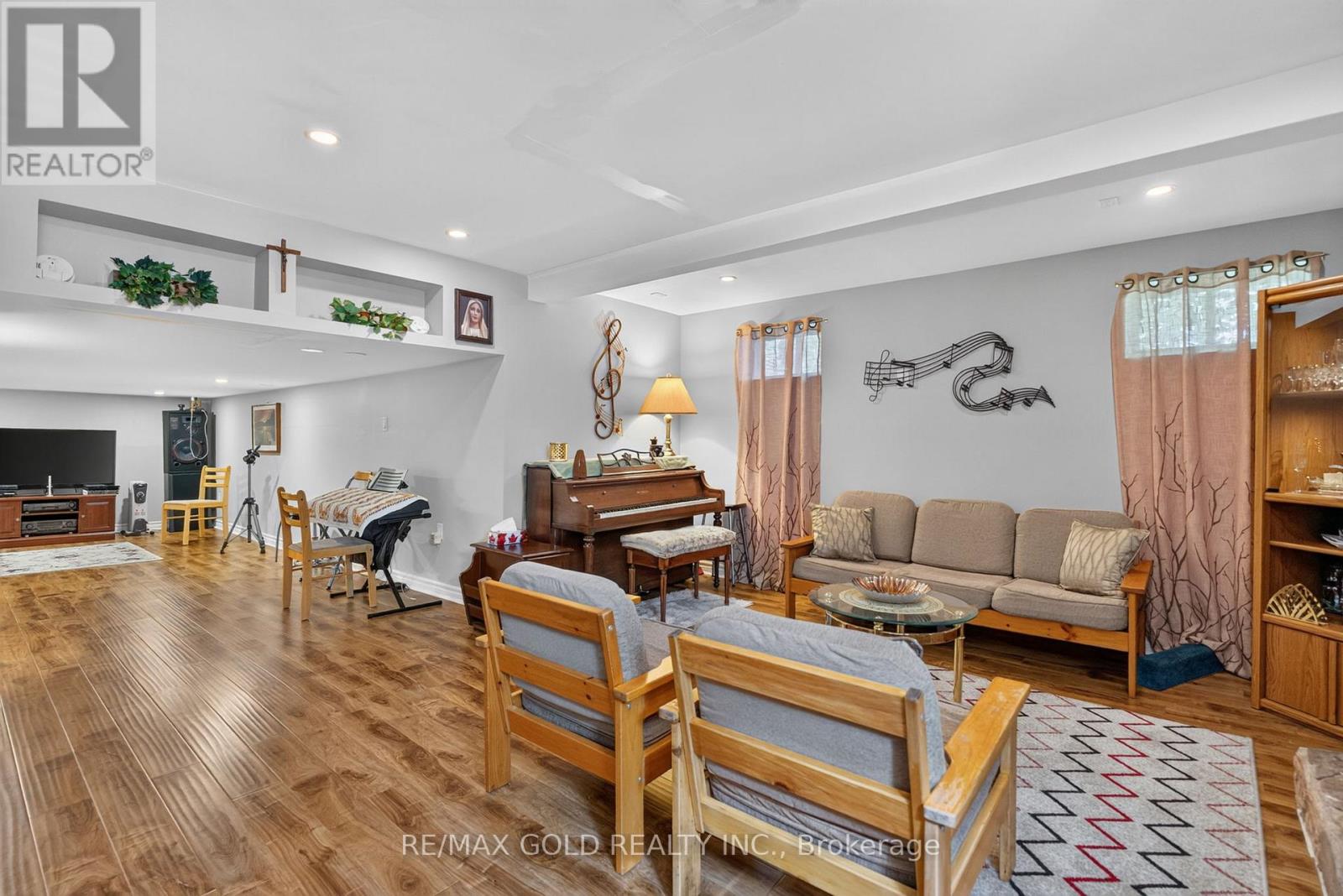 129 FOLKSTONE CRESCENT - 29