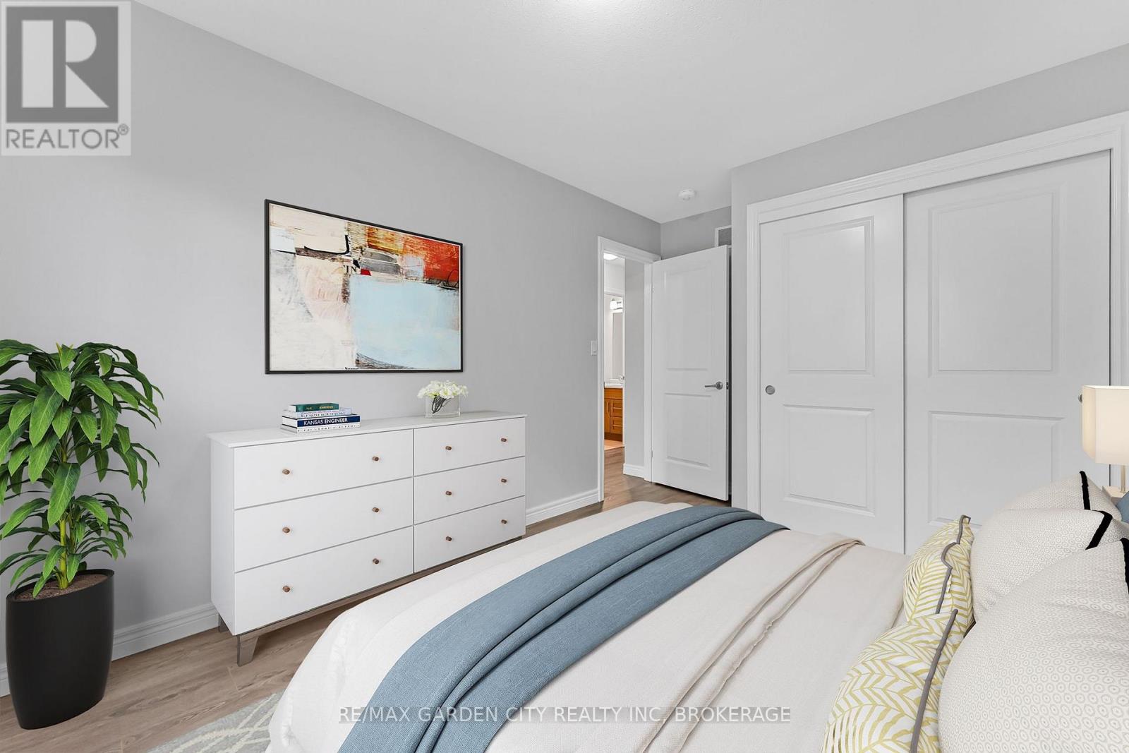 #4 340 PROSPECT POINT ROAD N - 17