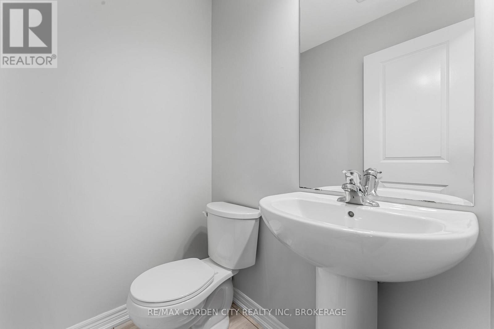 #4 340 PROSPECT POINT ROAD N - 18