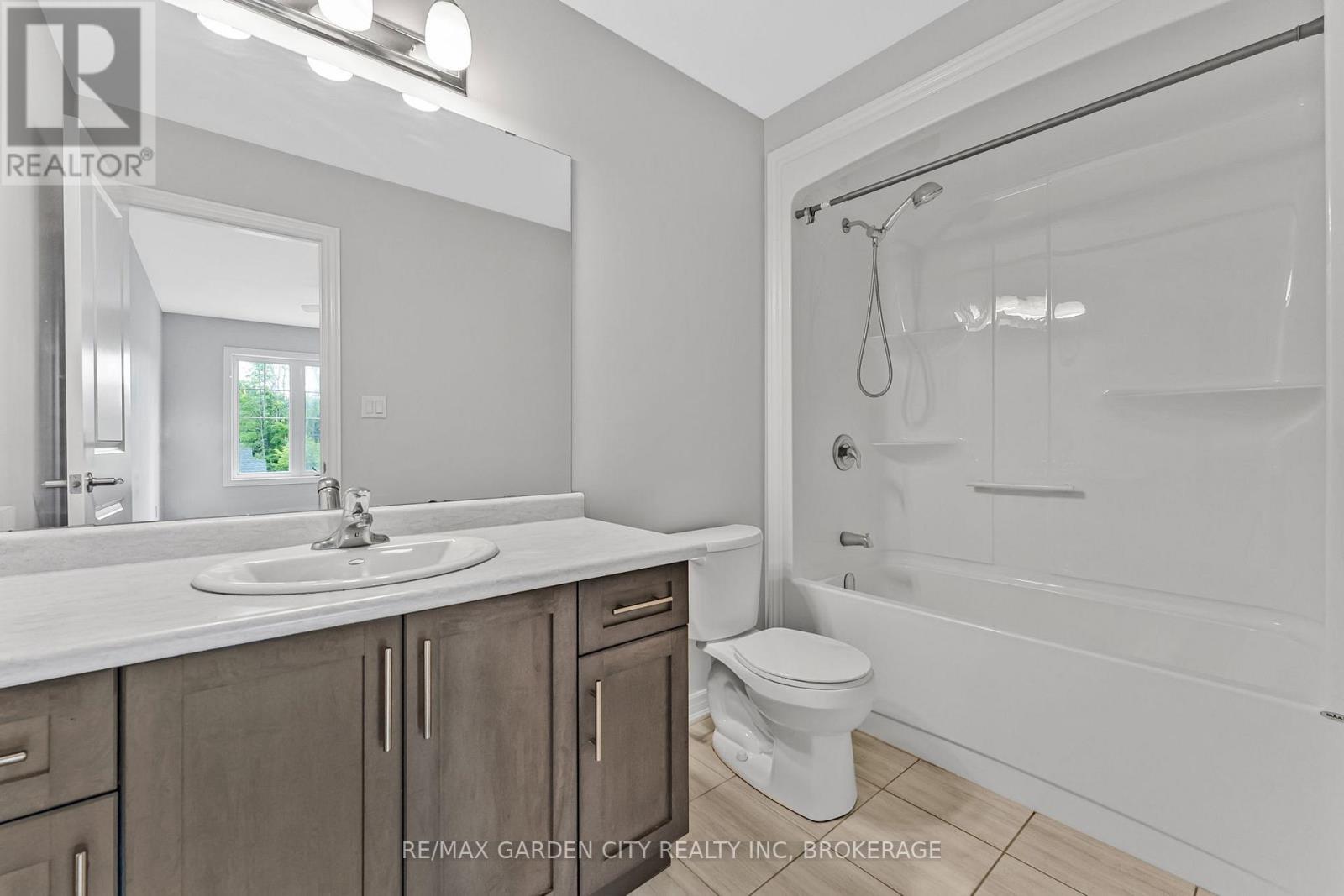 #4 340 PROSPECT POINT ROAD N - 19