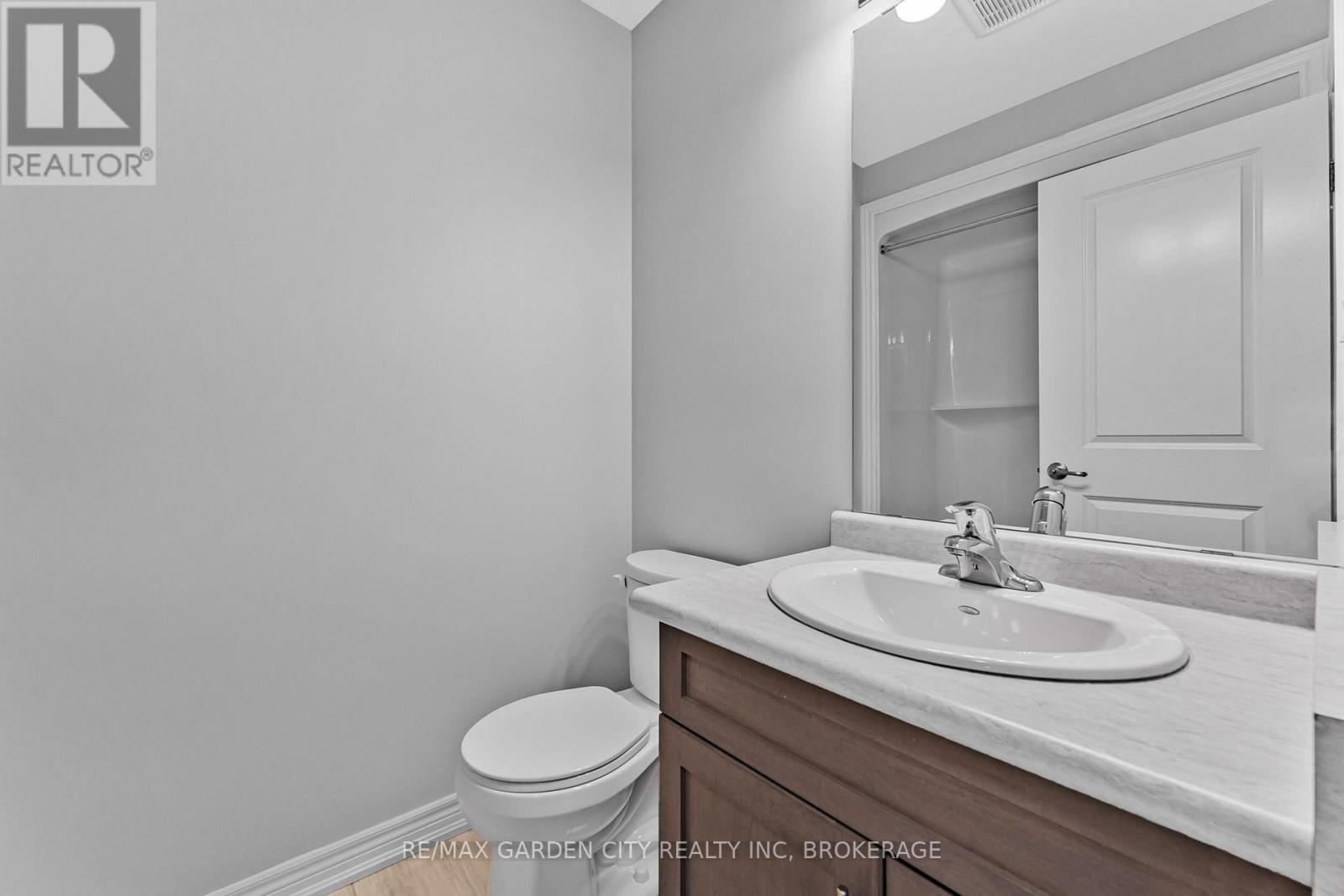 #4 340 PROSPECT POINT ROAD N - 20