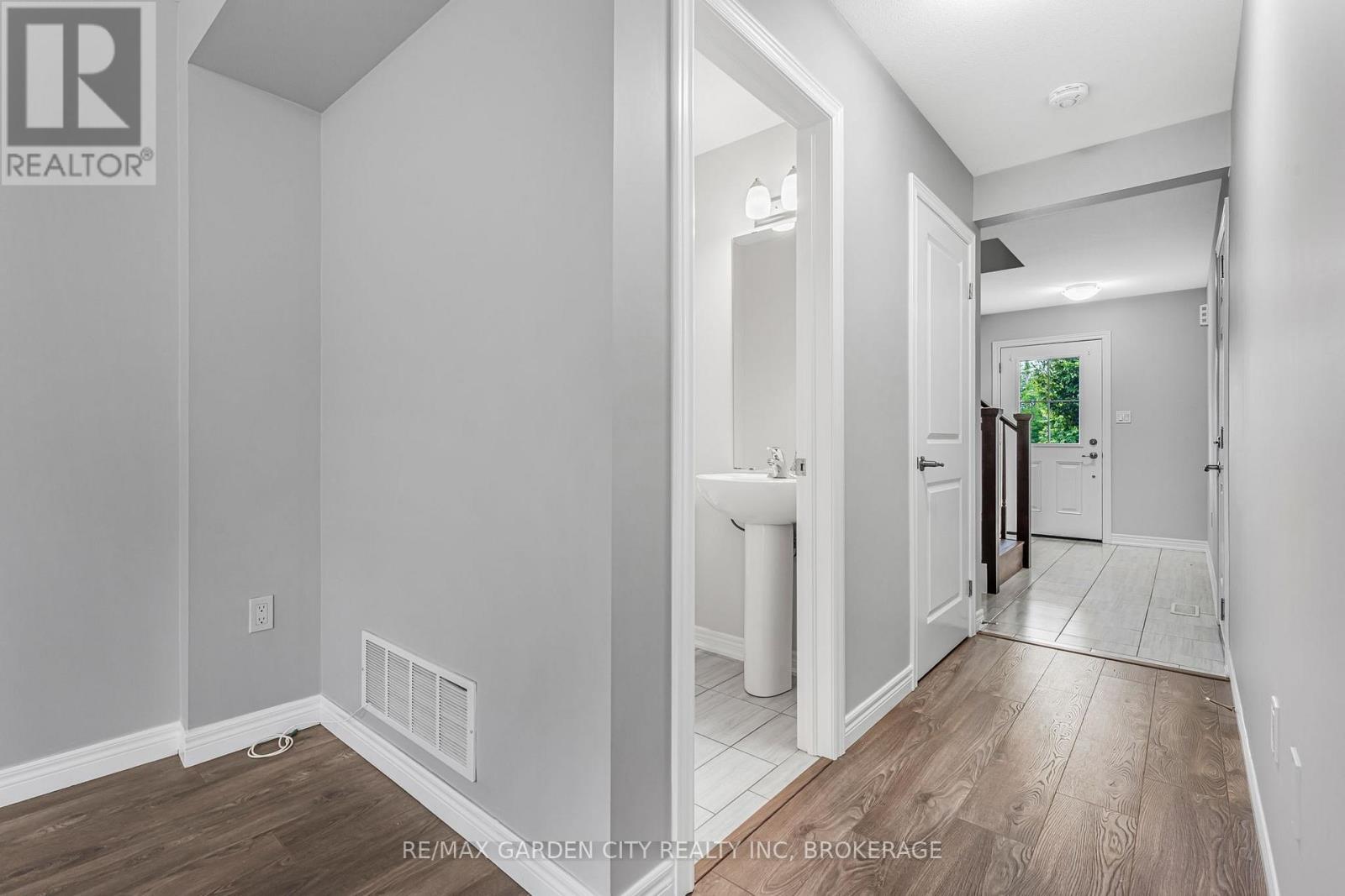 #4 340 PROSPECT POINT ROAD N - 21