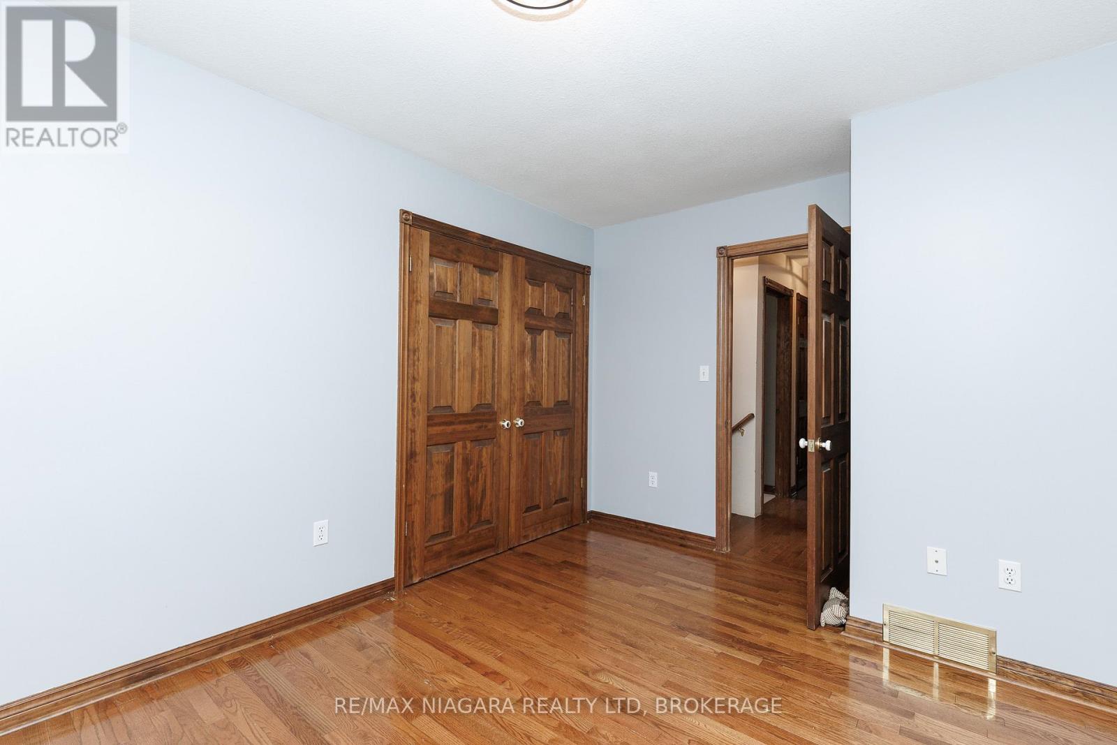 664 LAKEVIEW ROAD - 18