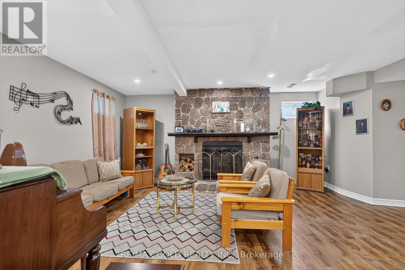 129 FOLKSTONE CRESCENT - 33