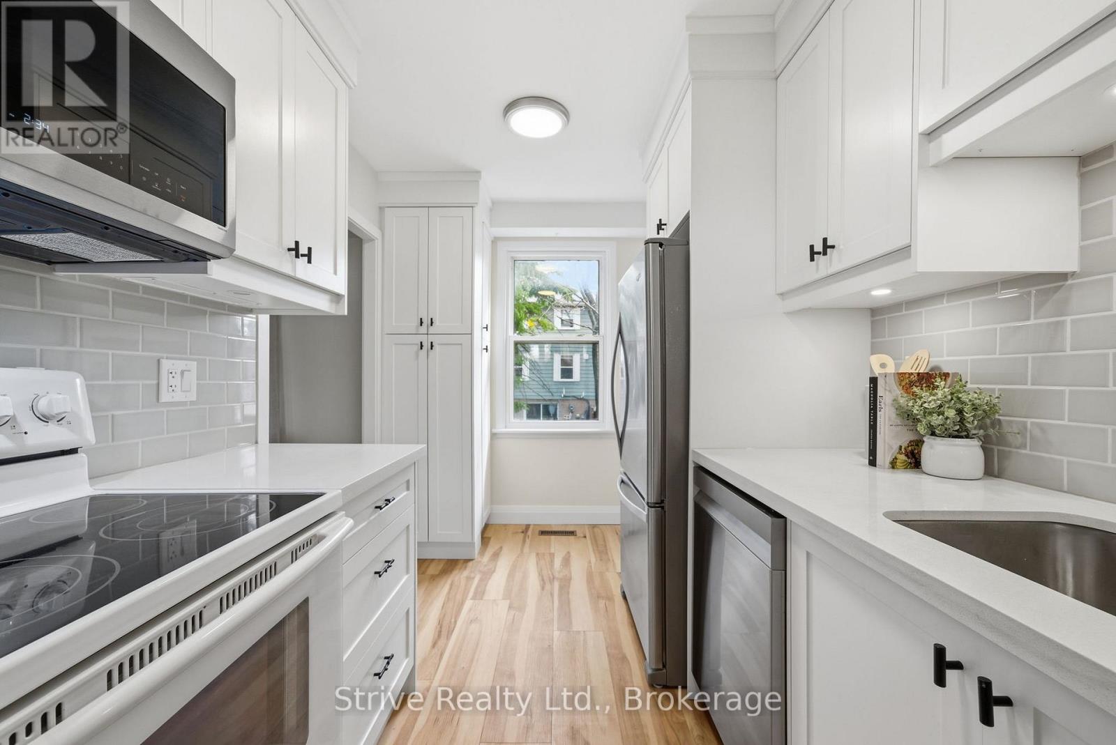 #33 1718 JOHN STREET - 10