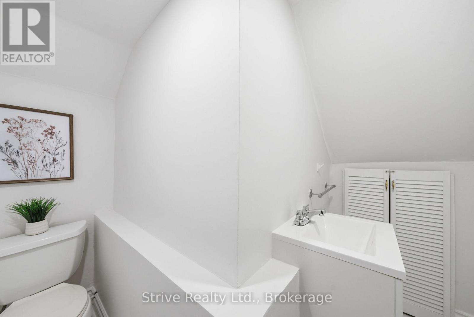 #33 1718 JOHN STREET - 23