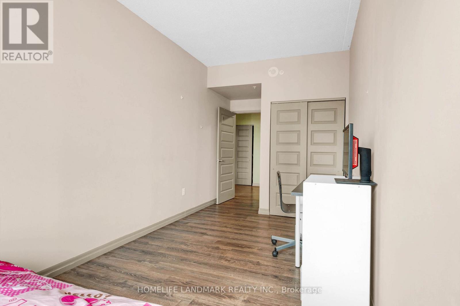 #901 8 HICKORY STREET W - 17