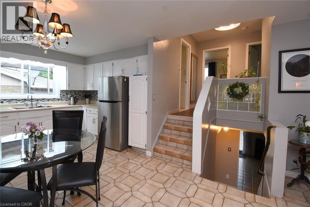 64 WINNETT Street N - 12